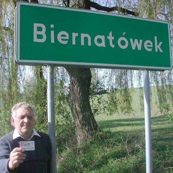 - Na tablicy przy wjeździe do wsi jest Biernatówek - mówi Edward Kuźnia. - A w dowodzie osobistym  mojej synowej wpisano Biernatów-Biernatówek.