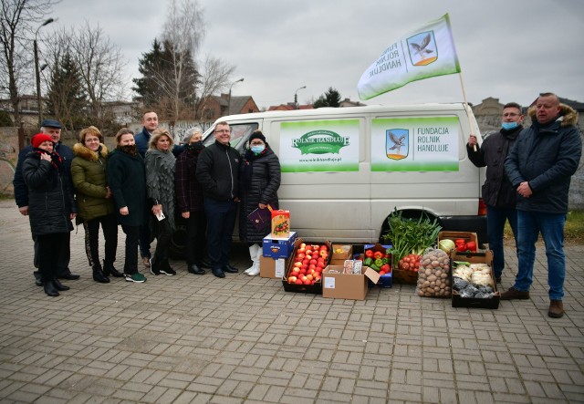 Fundacja Rolnik Handluje przekazała rodzinom z regionu produkty żywnościowe.