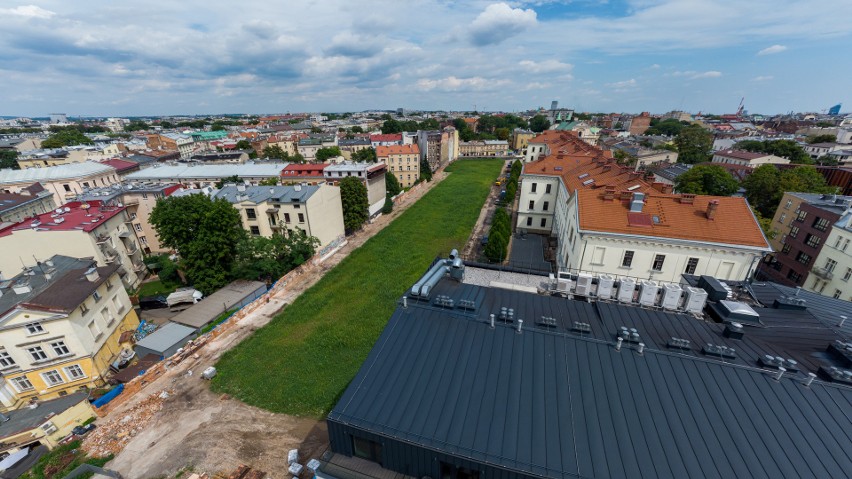 Kraków. Dwa światy obok siebie: z jednej strony zieleń, z drugiej beton i demolka