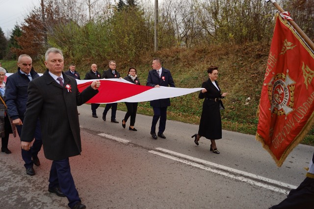 Uczestnicy uroczystości nieśli wielką flagę.