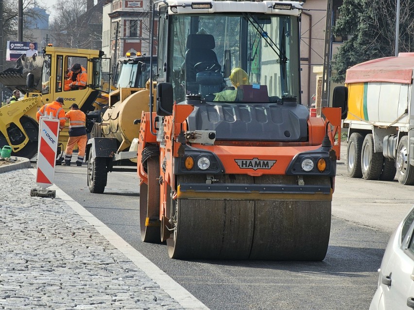Obecnie na ulicy Poznańskiej wylewany jest asfalt