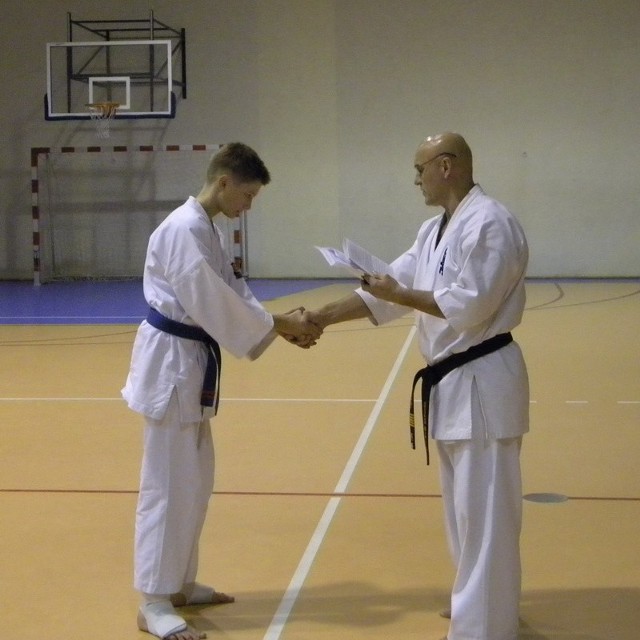 Shihan Eugeniusz Dadzibug (z prawej) gratulował zawodnikom pomyślnie zdanych egzaminów.