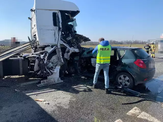 W wypadku pod Nakłem rannych zostało czworo policjantów.