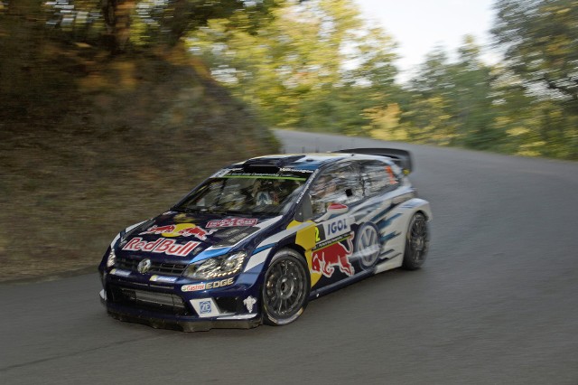 To było zwycięstwo na wagę złota, bo odniesione we własnym kraju. Duet Volkswagena – Sebastien Ogier/Julien Ingrassia (F/F) – wygrywając 36. rajd w swojej karierze, uczynił decydujący krok w kierunku zdobycia tytułu Rajdowych Mistrzów Świata FIA (WRC). Fot. Volkswagen