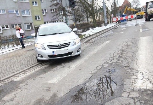 Mieszkańcy muszą jeździć po chodniku, by dojechać do swoich garaży.