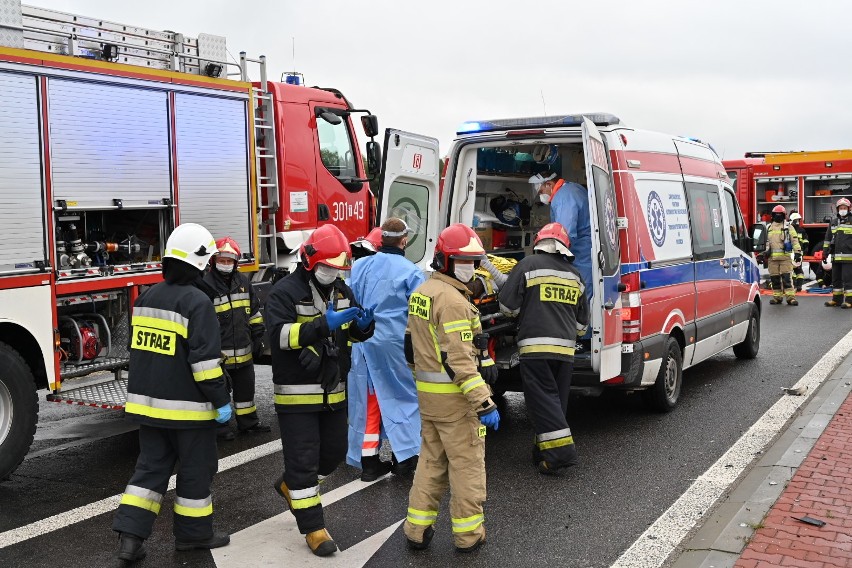 Groźny wypadek na skrzyżowaniu w Sukowie. Kobieta w szpitalu [ZDJĘCIA]