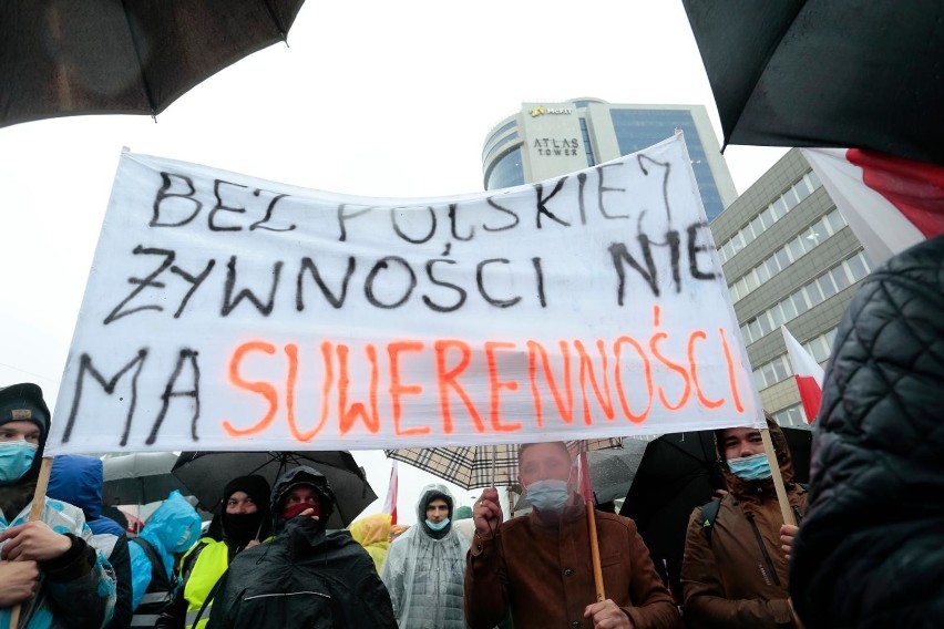 Rolnicy protestują przeciwko tzw. piątce Kaczyńskiego....
