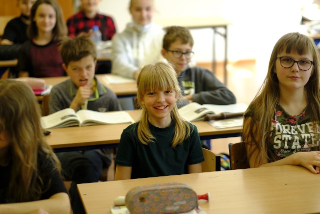 W poniedziałek, 21 lutego uczniowie starszych klas szkół podstawowych oraz średnich powrócili do nauki stacjonarnej. Od tego czasu, jak informuje Wydział Oświaty UMP, dyrektorzy nie zgłaszali żadnych dużych ognisk zakażeń, które miałyby powodować przechodzenie całych klas na naukę zdalną. Kierujący szkołami mówią zgodnie, że zachorowań jest mniej, niż było dotychczas, ale wciąż są.