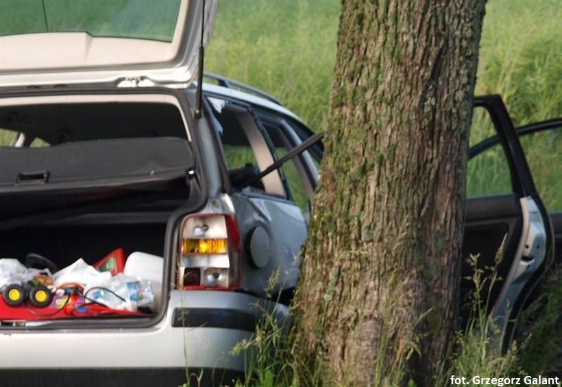 Volkswagen passat, którym jechała trzyosobowa rodzina, z...