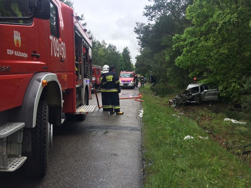 Gmina Kazanów. Poważny wypadek w Niedarczowie. Opel wbił się w drzewo, ciężko ranny młody kierowca