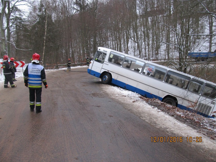 Wypadek autobusu na drodze do Ostrzyc