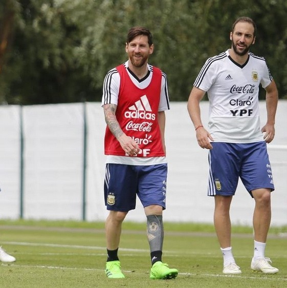 Lionel Messi i Gonzalo Higuain wierzą, że mimo fatalnego startu na turnieju Argentyna zdoła awansować do 1/8 finału