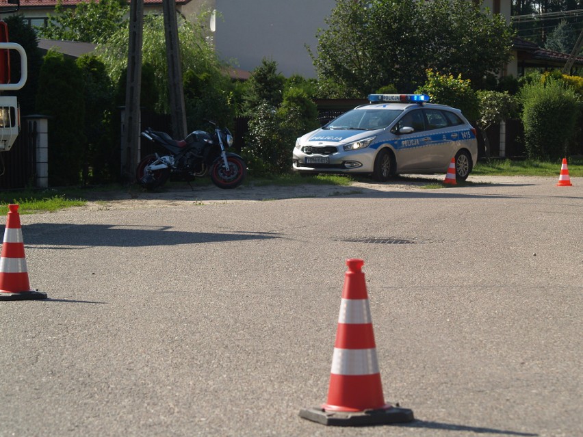 Wypadek w Kadzidle. Motocyklista - 24-letni mieszkaniec powiatu ostrołęckiego - wjechał w ogrodzenie posesji