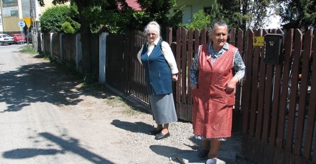 Ludzie na wsiach mają lepsze drogi niż my w centrum miasta - mówią starsze kobiety.