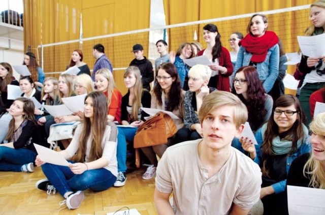 Ponad 50-osobowa grupa uczniów z trzech krajów bierze udział w próbach napisanej przez siebie sztuki, odbywających się w sali gimnastycznej ZSO nr 2. Na pierwszym planie Filip Pańkowski, grający Tomka, jednego z głównych bohaterów.