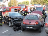 Wypadek trzech aut w centrum Ostrołęki. Skrzyżowanie zablokowane (ZDJĘCIA, WIDEO)