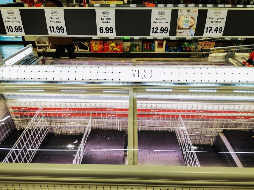 12 marca - puste półki, lodówki i zamrażarki w sklepach,...