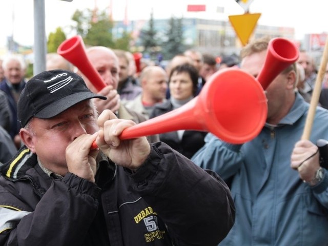 Pod urzędem marszałkowskim było wczoraj gorąco. Strajkujący krzyczeli, że prezes spółki ich obraził bo w wywiadzie telewizyjnym nazwał swoich pracowników złodziejami.