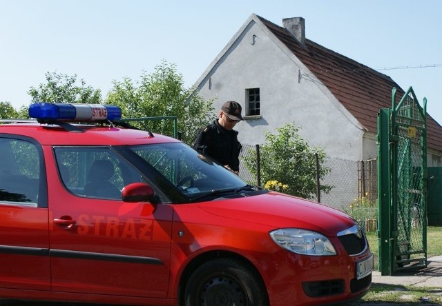 Miejsce zdarzenia. Na płonące ciało mężczyzny strażacy natrafili na poddaszu widocznego w tle budynku gospodarczego