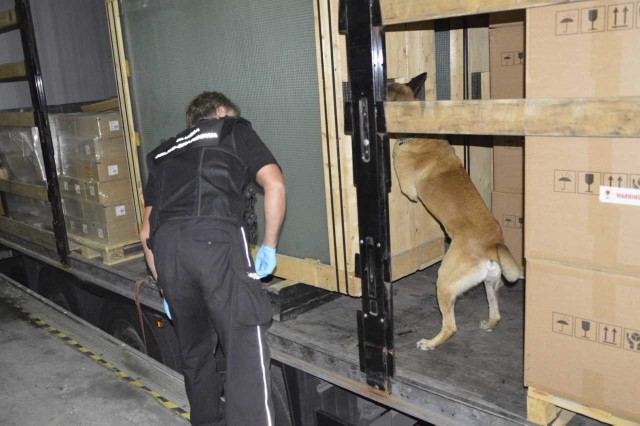 Kontrabanda schowana była w specjalnie przygotowanej skrytce na paletach z szybami.