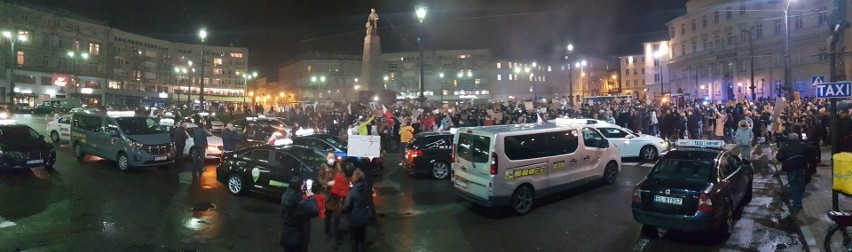 Strajk Kobiet w Łodzi. Tłum protestował na Piotrkowskiej. Taksówkarze wsparli kobiety. WIDEO, ZDJĘCIA