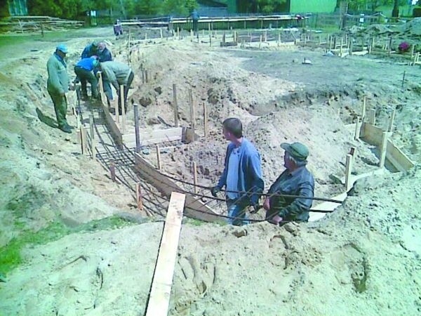 Mieszkańcy Sochoń chętnie pomagają przy budowie kaplicy.