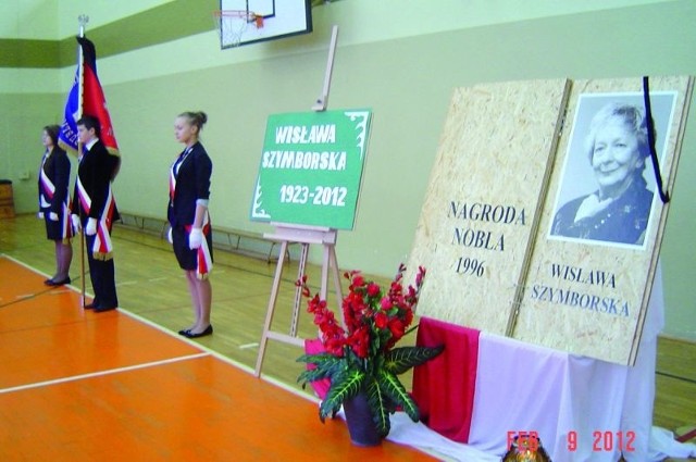 W dniu pogrzebu Wisławy Szymborskiej, uczniowie PG nr 1 wspominali patronkę swojej szkoły