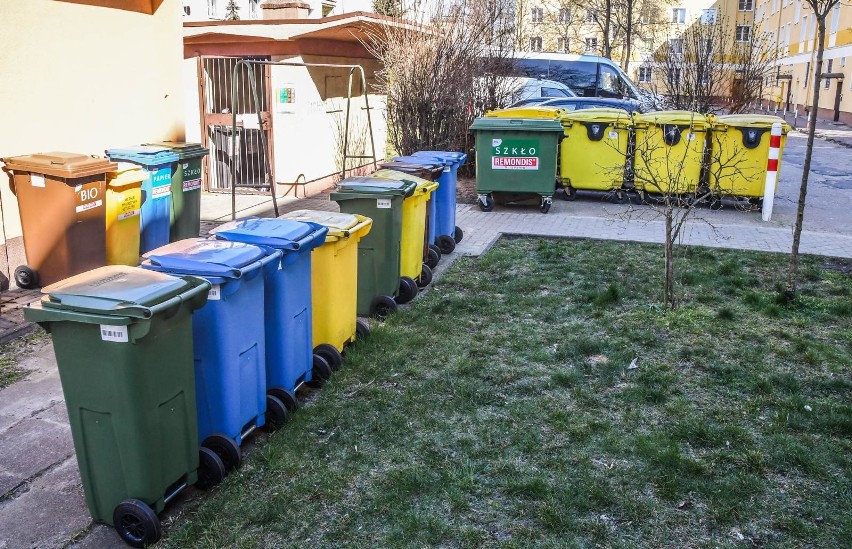 Niemal tydzień bez koszy na śmieci. Gdzie mamy wyrzucać odpady? - pytają mieszkańcy