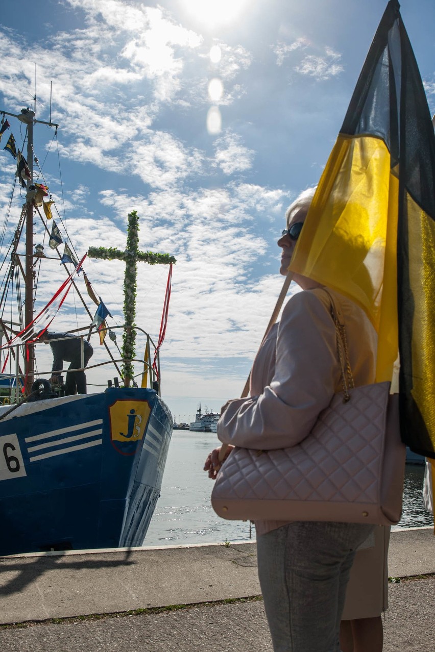 30. rocznica wizyty Jana Pawła II w Gdyni. Kutry rybackie z figurą Matki Boskiej Swarzewskiej