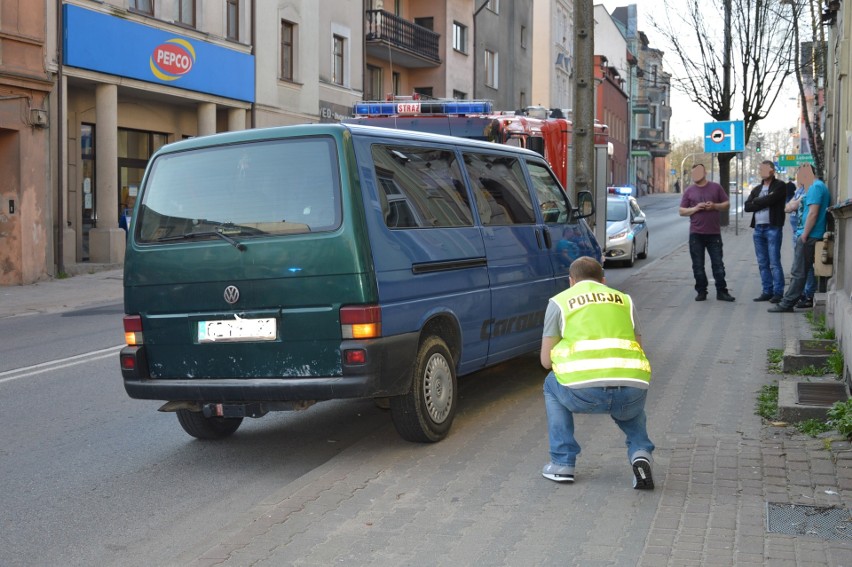 Policjanci i strażacy pracują na miejscu wypadku, do którego...