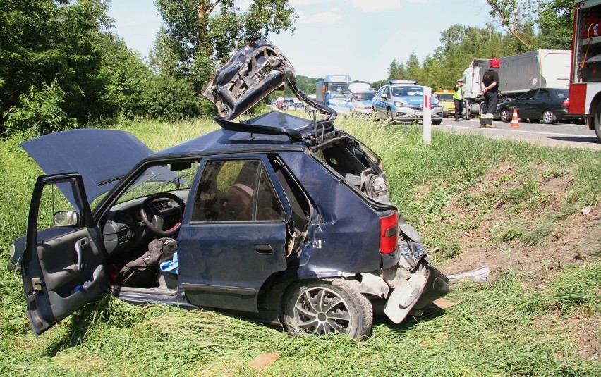 Wypadek na krajowej "siódemce" w Podzamczu Chęcińskim. Ciężarówka najechała na tył osobówki
