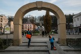 Plac Niepodległości. Kamienna brama kontra zieleń na pergoli