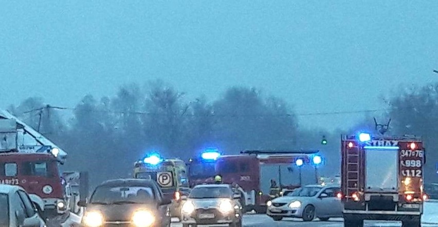 Wypadek na ulicy Warszawskiej w Ostrołęce, 9.12.2023. Dwa samochody w rowie