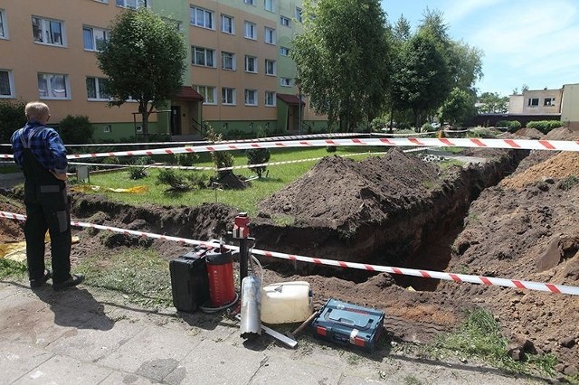 Układanie ciepłociągu w Ustce przy ul. Dąbrowszczaków.