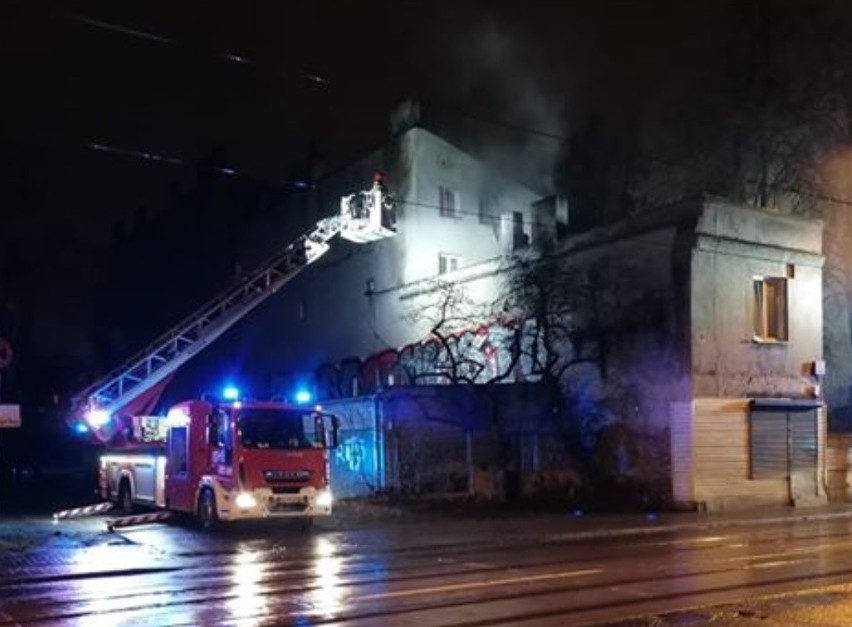 Pożar na Bałutach. Spaliło się mieszkanie, 4 osoby zostały ranne