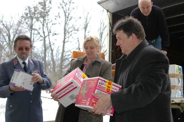 Dary rozładowują Bernard Serwuschok (po lewej), Elżbieta Polak i Włodzimierz Brzęczek.