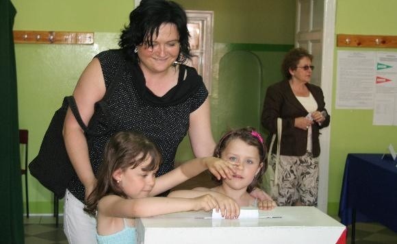 W Gimnazjum nr 1 głosowała m.in. Beata Brzozowska z córkami, Martą i Magdą