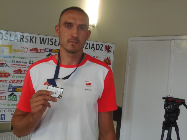 Mateusz Wilangowski z Wisły Grudziądz prezentuje srebrny medal mistrzostw Europy wywalczony w miniony weekend w czeskich Racicach