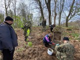 Słupscy pasjonaci regionu uporządkowali stary cmentarz w Żelazie