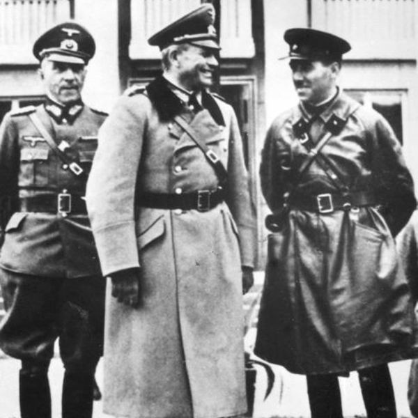 Generał Heinz Guderian i kombryg Siemion Kriwoszein odbierają wspólną defiladę Wehrmachtu i Armii Czerwonej w Brześciu