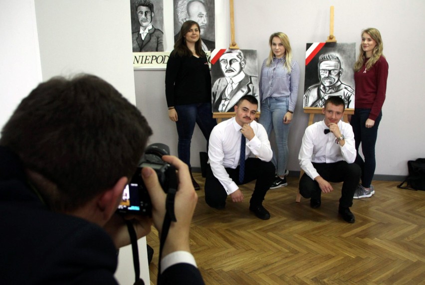 100 lat niepodległości. Uczniowie w Państwowych Szkołach Budownictwa i Geodezji w Lublinie zapuścili wąsy jak Piłsudski (ZDJĘCIA)