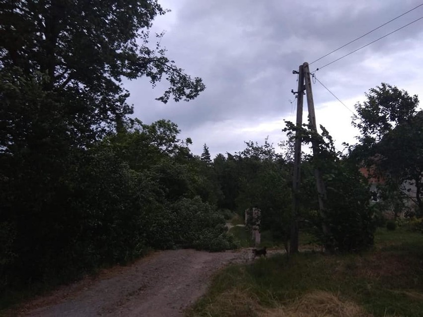 Wichury przeszły przez kilka powiatów. Burze bez deszczu, ale z piorunami