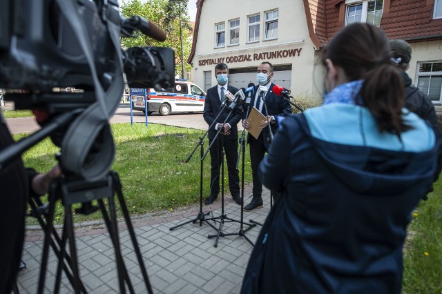 Konferencja przed szpitalem w Koszalinie