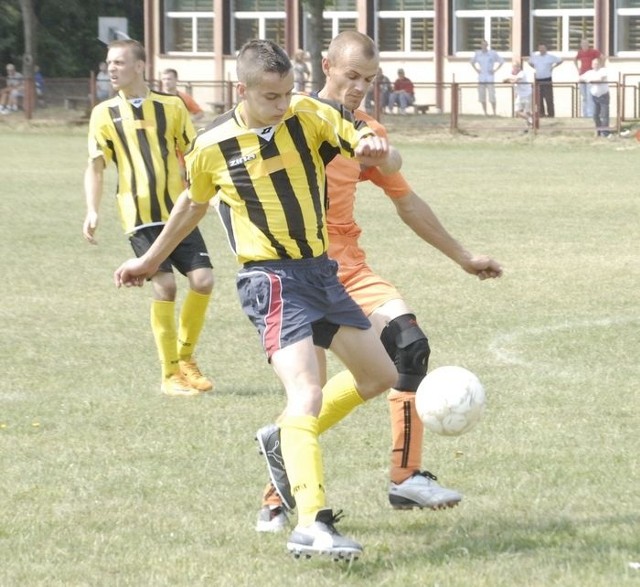 Piłkarze Victorii Dąbrówka (żółto czarne stroje) przegrali w pierwszym spotkaniu w klasie A z Aniołami w Garczegorzu 1:3.