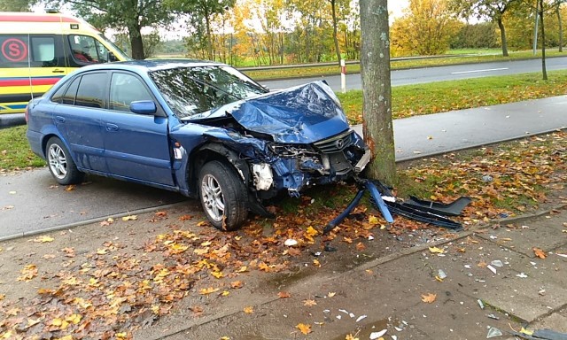 Do poważnie wyglądającego wypadku doszło w czwartek, 10 października, na ulicy Gdańskiej w Słupsku. Po zderzeniu jeden samochód dachował, drugi uderzył w drzewo.Do wypadku doszło około godziny 10 na ulicy Gdańskiej w Słupsku, na dwujezdniowej drodze do Redzikowa. Uczestniczyły w nim dwa auta. Oba samochody jechały w tym samym kierunku i tym samym pasem ruchu, kiedy kierowca mazdy z niewyjaśnionych przyczyn wjechał w jadący przed nim samochód. W wyniku uderzenia w tył wozu kierowca renault stracił panowanie nad kierownicą i dachował. Dla samochodu jadącego z tyłu również skończyło się to groźnie, bo również stracił panowanie nad autem i uderzył w drzewo.Policja wciąż bada przyczyny zdarzenia, na chwilę obecną ustalili, że kierująca poszkodowanym autem 54-letnia mieszkanka powiatu słupskiego była trzeźwa. Kobietę przewieziono do szpitala, jednak nie doznała ona znacznych obrażeń. Prawdopodobnie wypadek będzie zakwalifikowany jako kolizja drogowa, gdyż z wstępnych badań wynika, że kobieta nie ma obrażeń, które utrzymają się dłużej niż 7 dni.Nadal nie wiadomo, w jakim stanie był kierowca mazdy. Po uderzeniu w jadący przed nim samochód próbował wyprzedzić dachujące renault i odjechać z miejsca wypadku, ale stracił panowanie nad autem i uderzył w drzewo. Skoro auto było niezdatne do dalszej jazdy, ucieczkę kontynuował pieszo. W tej chwili trwają poszukiwania kierowcy.