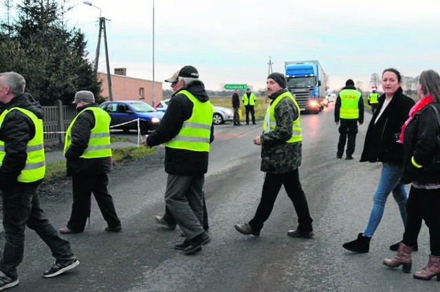 W piątek, w blokadzie drogi krajowej nr 20 w Rzęśnicy wzięło około 20 mieszkańców.