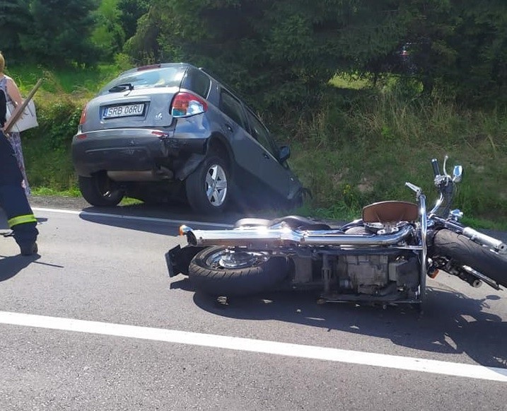 Wypadek na DK 28 w Radoczy. Motocyklista zderzył się z samochodem. Droga zablokowana