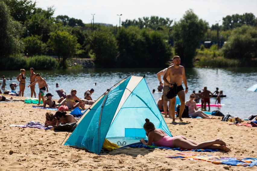 Krakowianie już rozpoczęli długi weekend. Nie brakowało plażowiczów na nowej plaży na Bagrach [ZDJĘCIA]