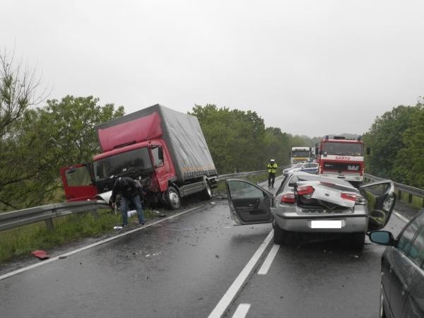 Wypadek koło Recza. Dwie kobiety zginęły na miejscDo wypadku doszło koło godziny 8 rano. Według relacji policji kobiety jadące samochodem marki renault laguna podczas manewru wyprzedzania zderzyły się z tirem. 21 i 22-latka zginęły na miejscu. Kierowca tira trafił do szpitala.