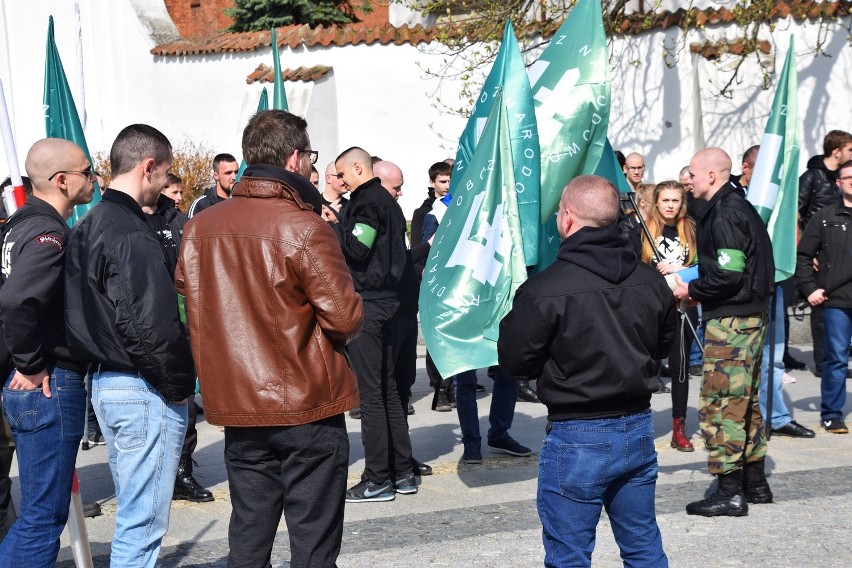 Nacjonaliści przeszli ulicami Białegostoku.